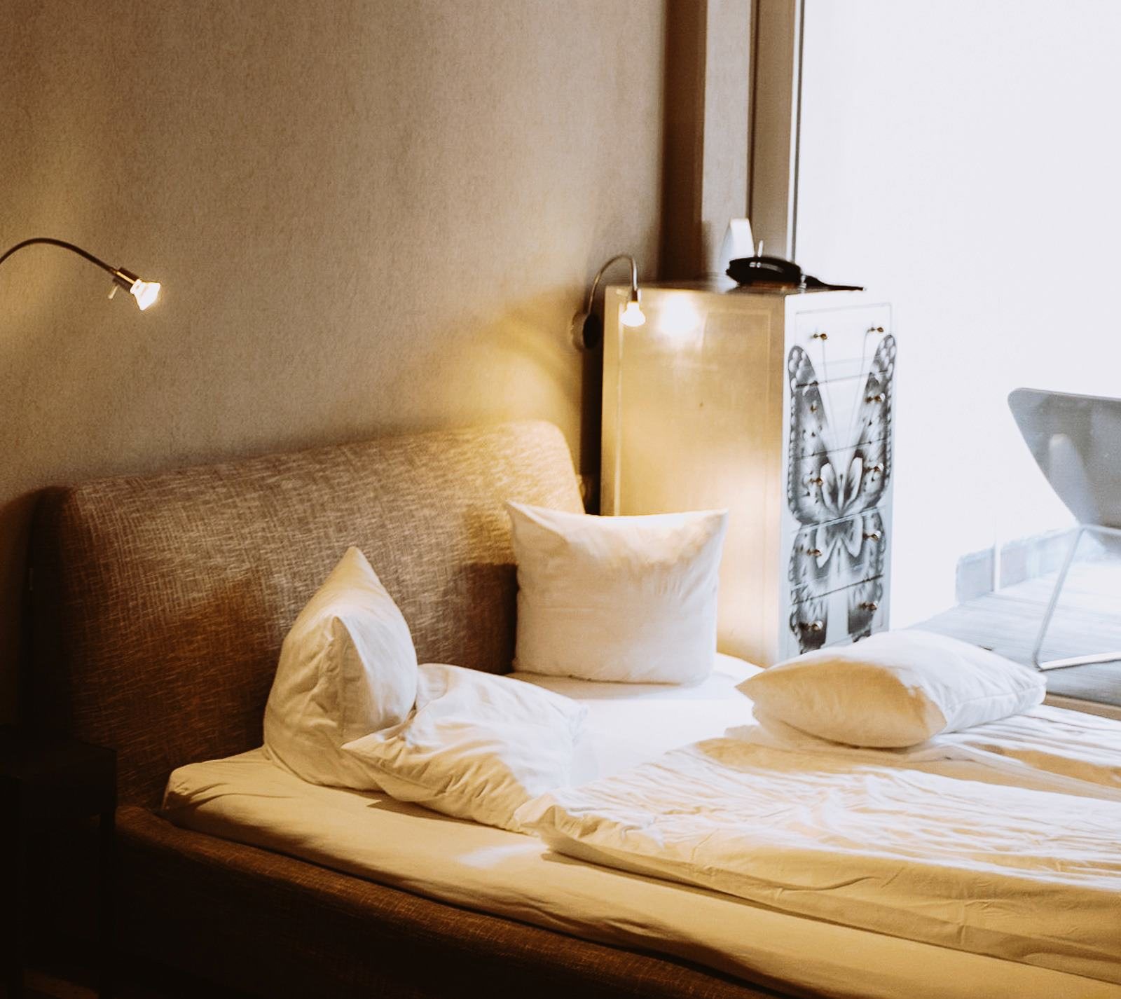 Walliser Family Basic · Doppelbett mit Leselampe