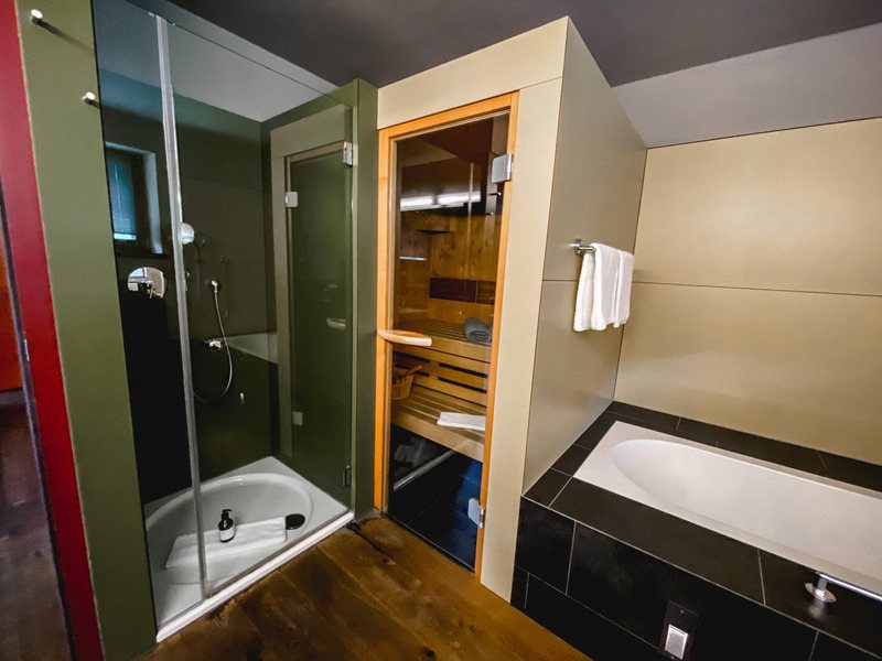 Suite Grassa · Bad mit Dusche, Sauna und Badewanne