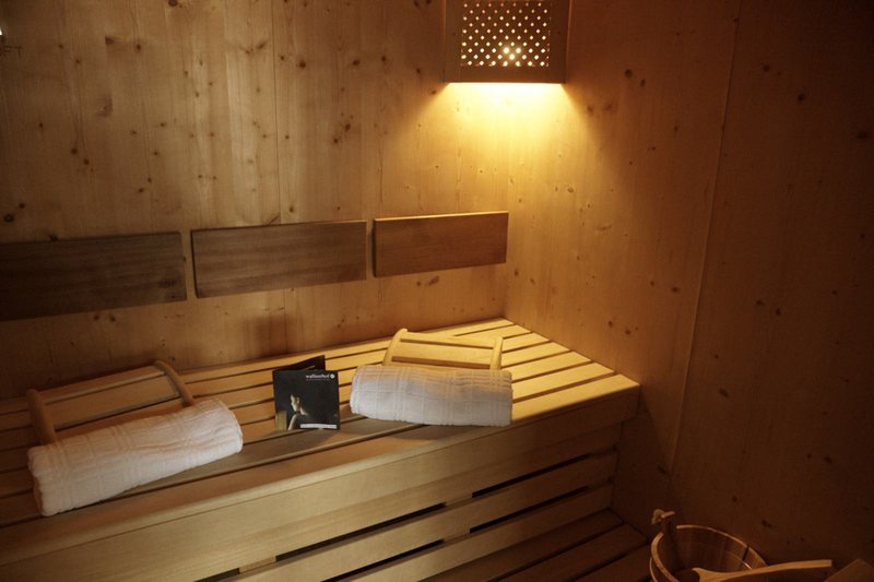 Sauna in einer Suite im Walliserhof