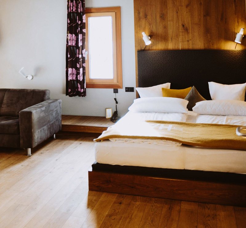Gipfelstürmer Family Large 218 · Doppelbett mit Eichenwand, Couch am Fenster