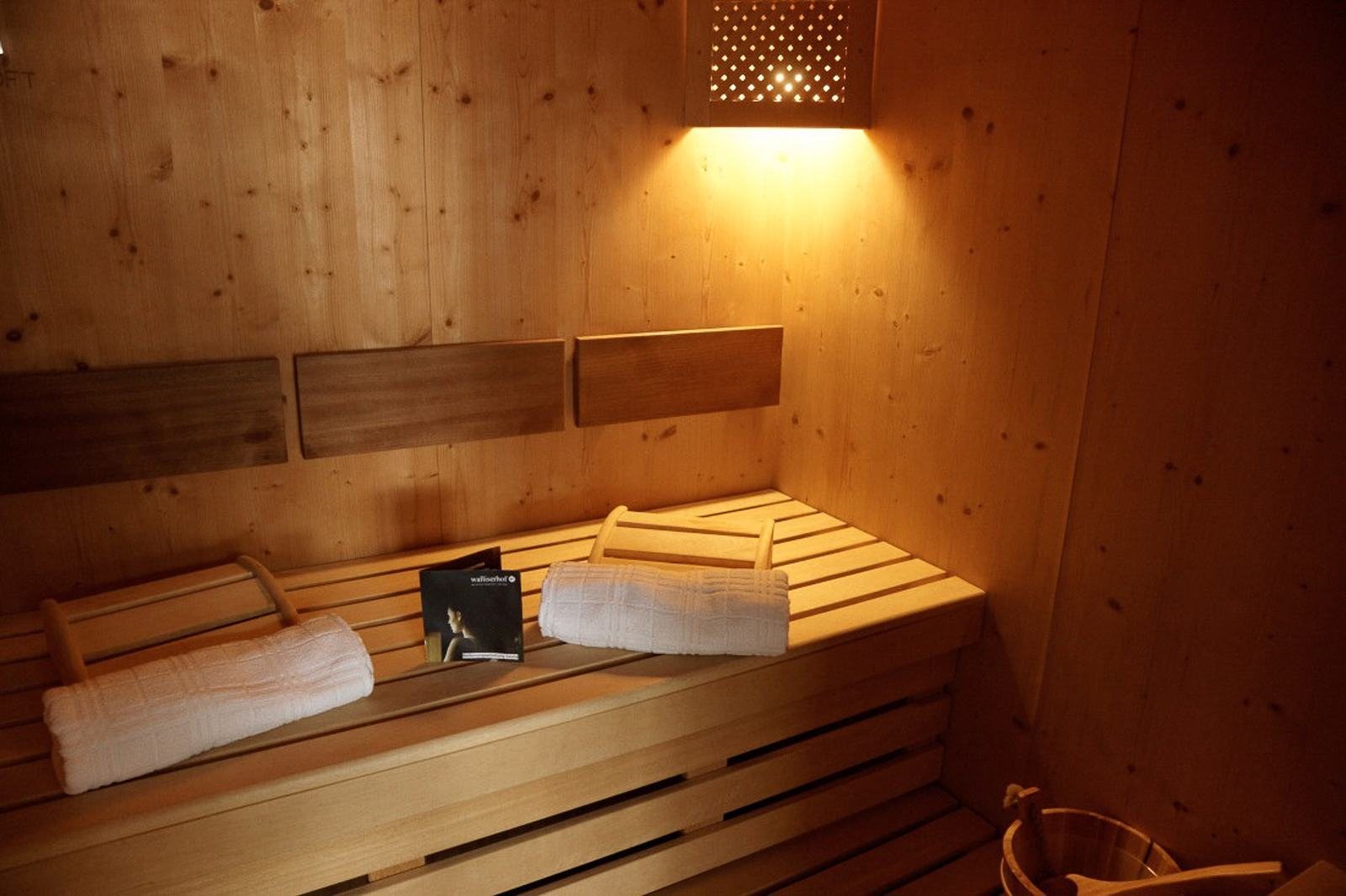 Sauna in einer Suite im Walliserhof