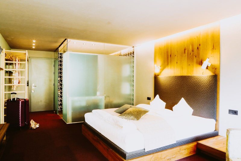 Gipfelstürmer Medium Plus · Doppelbett, dahinter das offene Bad