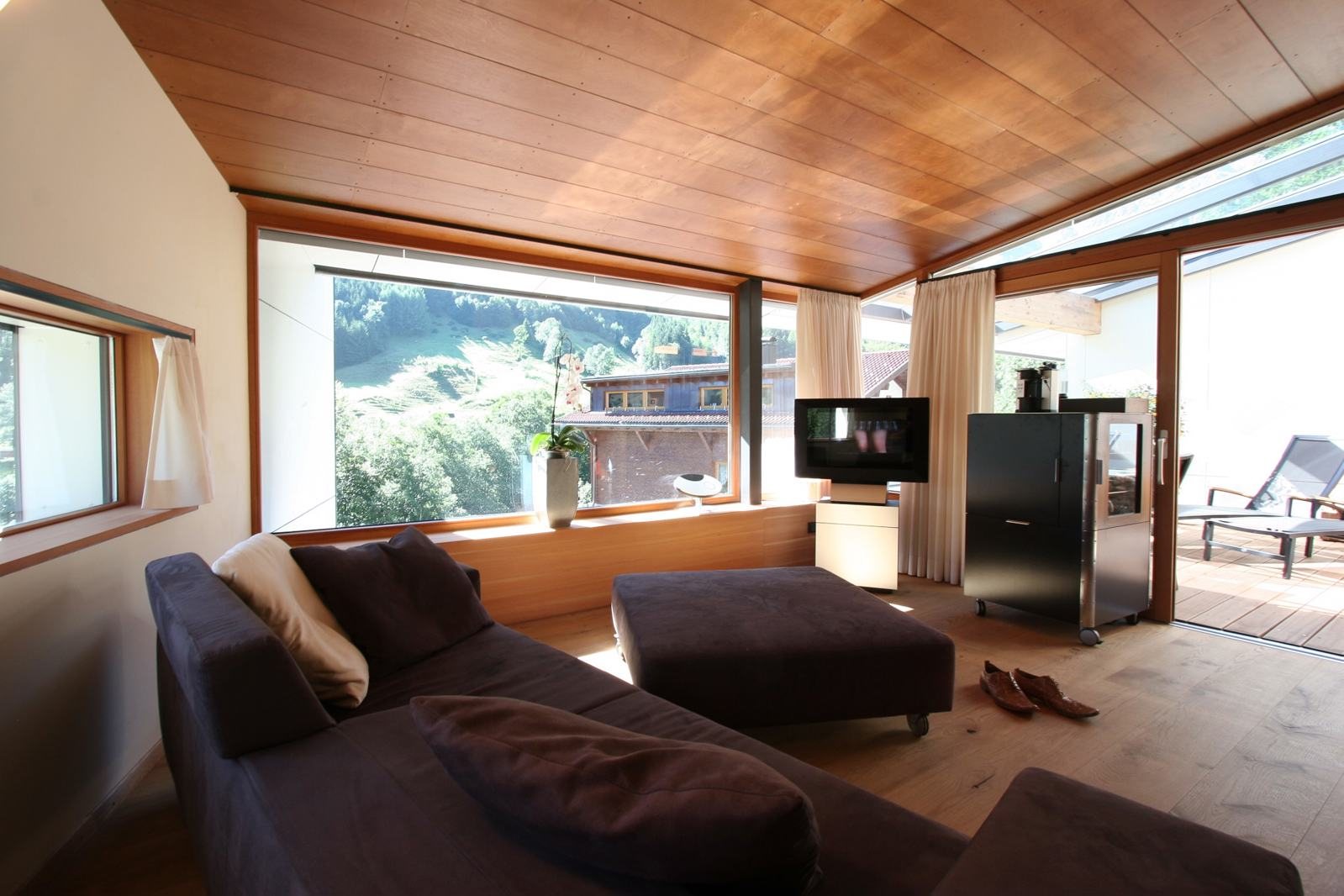Suite Widum · Wohnzimmer mit Sofa und Fensterfront
