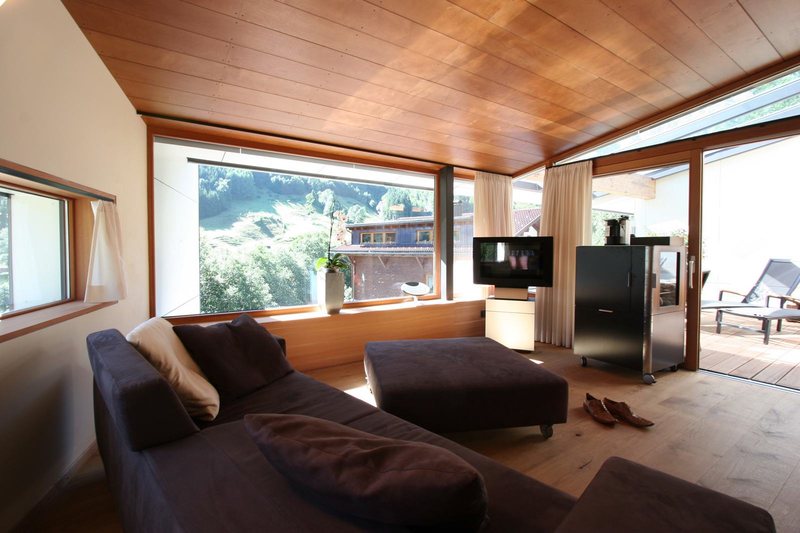 Suite Widum · Wohnzimmer mit Sofa und Fensterfront