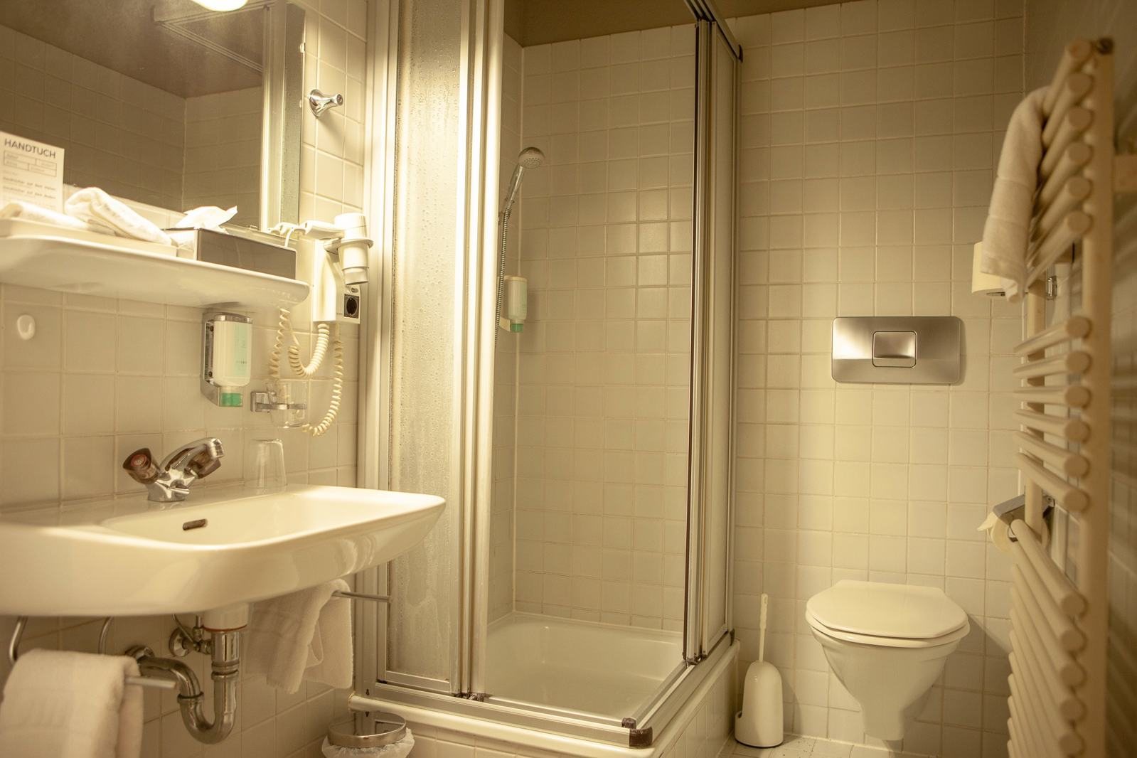 Bad mit Dusche und WC in einem Scesa-Zimmer