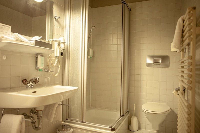 Bad mit Dusche und WC in einem Scesa-Zimmer
