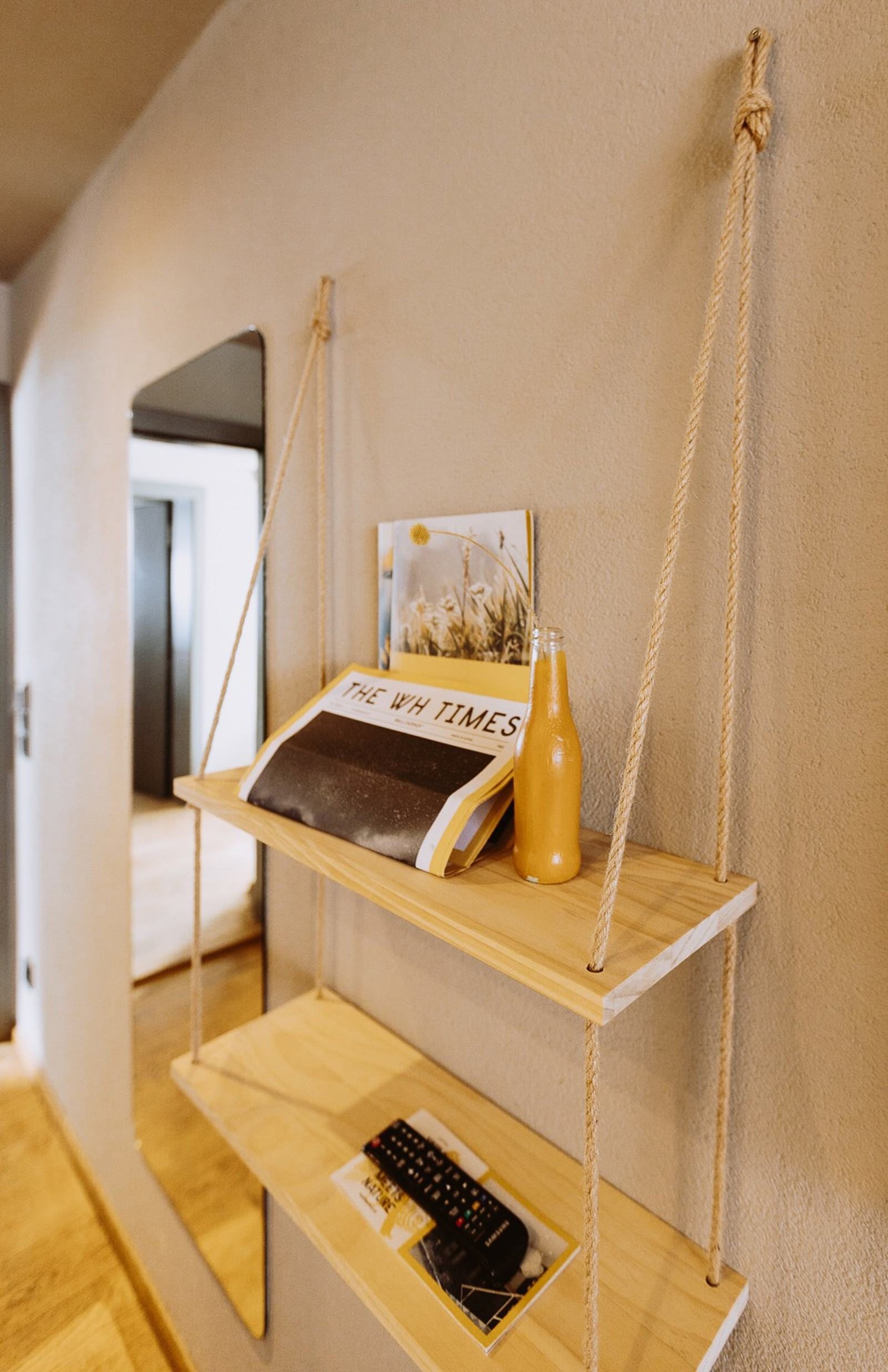 Wandregal mit Zeitschrift in einem Zimmer im Walliserhof