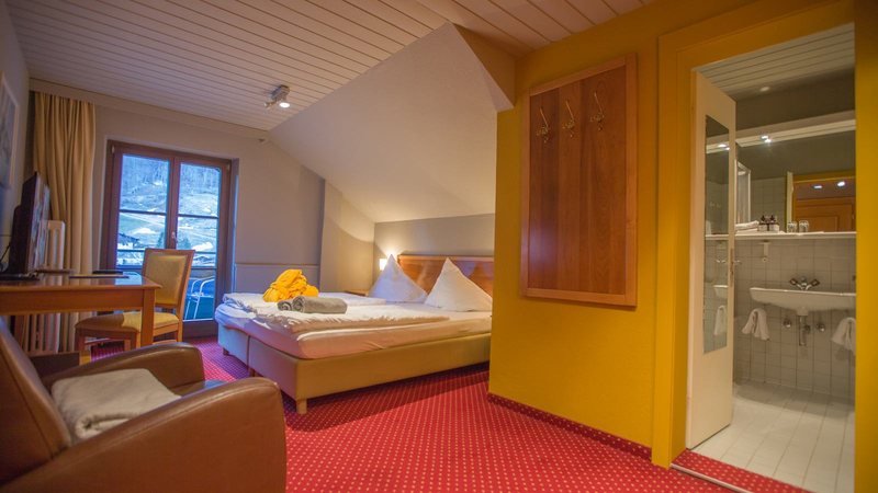 Scesa Teenie · Zimmer mit Betten, Sitzecke und Bad