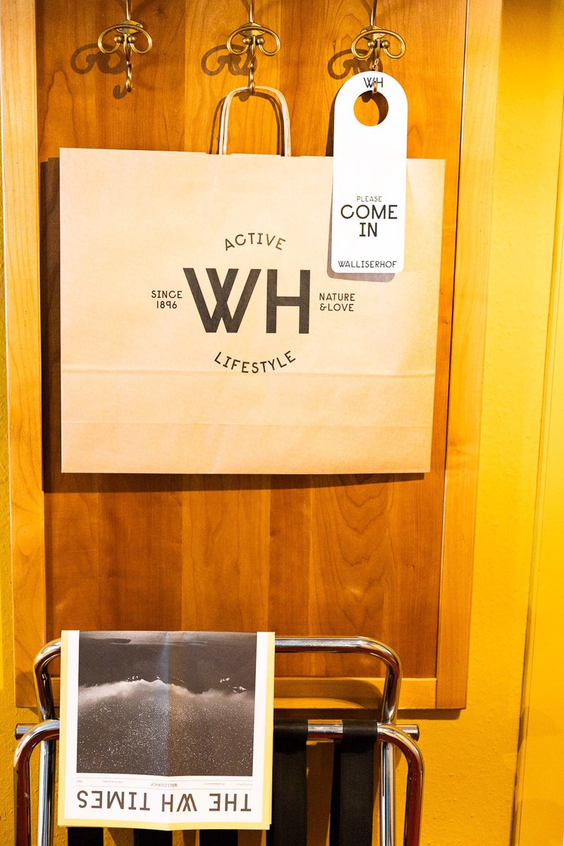 Garderobe mit Walliserhof-Tasche in einem Scesa-Zimmer
