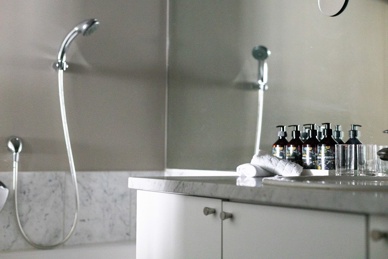 Handbrause und Waschtisch in einem Scesa-Zimmer