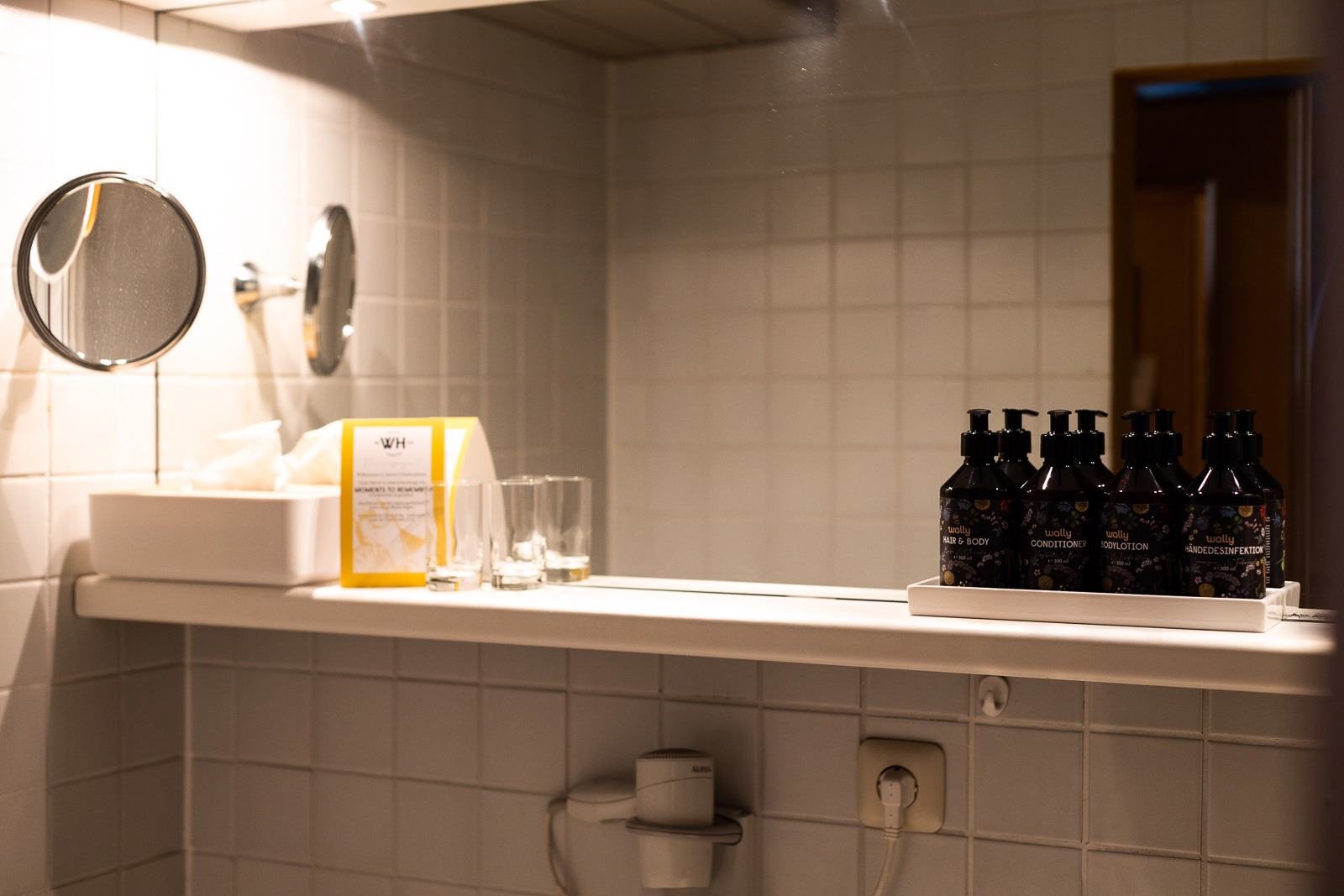 Waschtisch im Bad eines Scesa-Zimmers im Walliserhof