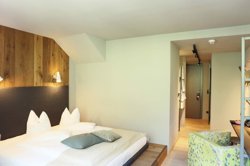 Gipfelstürmer Medium · Doppelbett mit Holzwand, Blick zur Tür